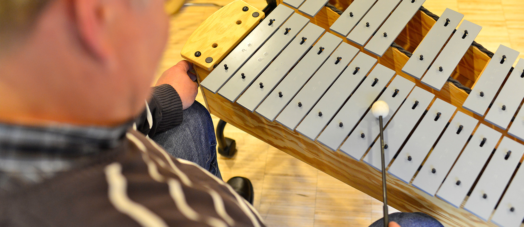 Patient der Musiktherapie spielt Xylophon.